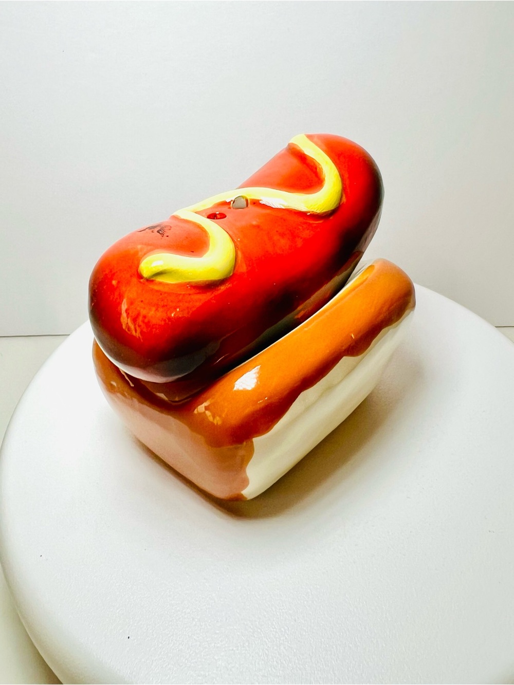 Ceramic Hot Dog In Bun Salt and Pepper Shakers Mustard BBQ Grilled - Picture 2 of 7